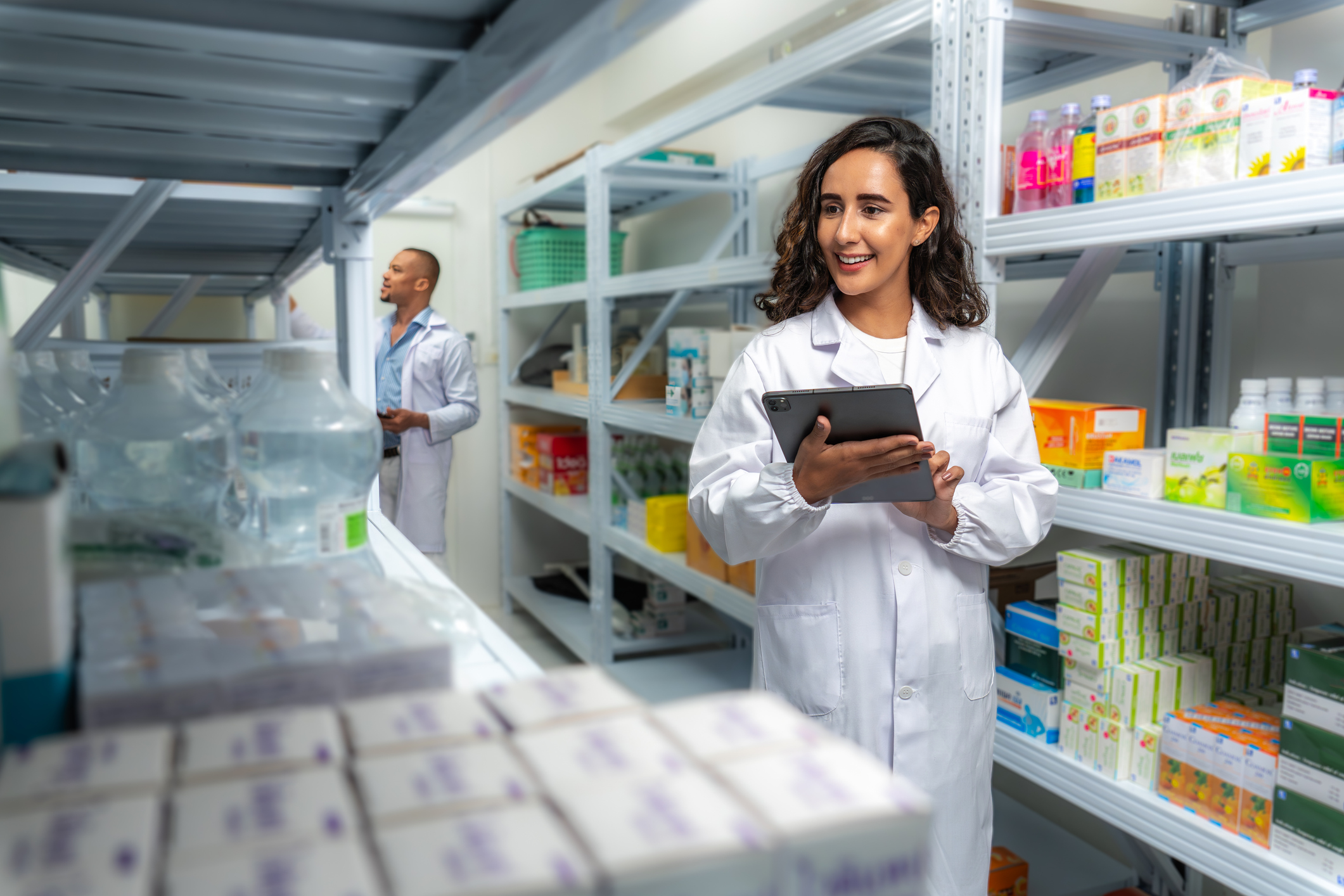 Mitarbeiterin der Apotheke des Universitätsklinikums Essen bei der digitalen Kontrolle von Arzneimitteln im Medikamentenlager